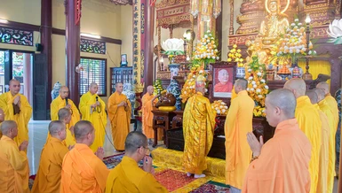 Chư Tăng cử hành lễ cúng ngọ theo nghi lễ Phật giáo truyền thống kinh đô Phú Xuân đối với các bậc Trưởng lão nhân húy nhật Trưởng lão Hòa thượng Thích Minh Châu - Ảnh: Quảng Đạo/BGN