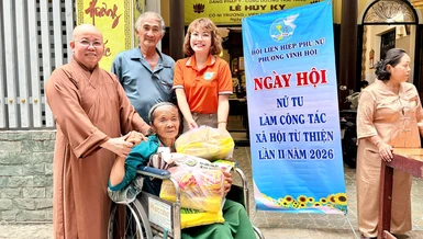  Sư cô Thích nữ Thánh Châu tặng các phần quà ý nghĩa đến người dân có hoàn cảnh khó khăn trên địa bàn trong mùa Vu lan - Báo hiếu