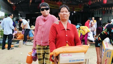 Người khiếm thị, có hoàn cảnh khó khăn nhận quà tại chùa Liên Hoa