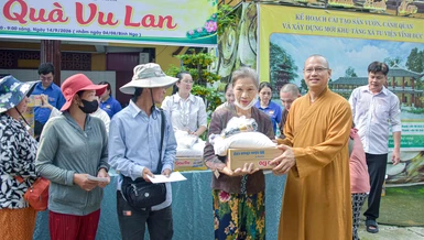 Thượng tọa Thích Hạnh Hiếu trao 400 phần quà đến người dân 