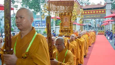 Cung rước giới bổn và di ảnh Trưởng lão Hòa thượng Thích Thanh Kiểm về Việt Nam Quốc Tự - Ảnh: Quảng Đạo/BGN