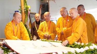 Chư tôn đức tham quan triển lãm "Thành tựu Phật giáo Lâm Đồng"