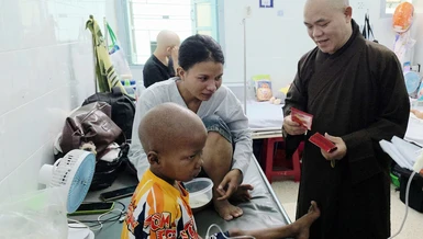 Thượng tọa Thích Quảng Pháp trao quà đến các bệnh nhi đang điều trị nội trú tại Bệnh viện Nhi đồng II TP.HCM
