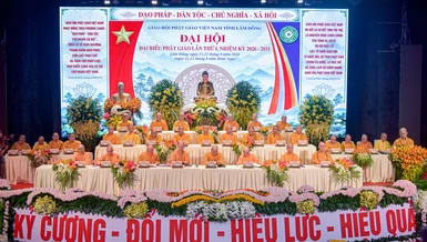 Chư tôn đức Chứng minh, Chủ tọa đoàn điều hành phiên thứ nhất Đại hội đại biểu Phật giáo tỉnh Lâm Đồng nhiệm kỳ 2026-2031 - Ảnh: Quảng Đạo/BGN