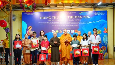 Chương trình trao tặng 60 phần học bổng khuyến học đến các em có hoàn cảnh khó khăn, trẻ mồ côi, trong đó có những trường hợp mồ côi do ảnh hưởng của dịch Covid-19, cùng các học sinh nghèo, hiếu học trên địa bàn TP.HCM