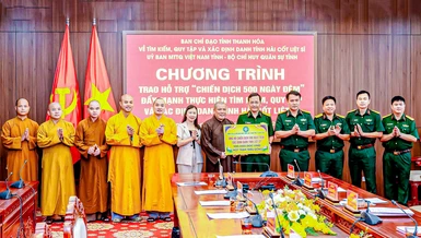 Thượng tọa Thích Tâm Chính trao 100 triệu đồng hỗ trợ Chiến dịch “500 ngày đêm” - Ảnh: Đức Hòe