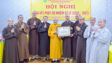 Hòa thượng Thích Khế Chơn trao Bằng Tuyên dương công đức đến tập thể Phân ban Phật tử Hải ngoại Trung ương - Ảnh: Quảng Đạo/BGN