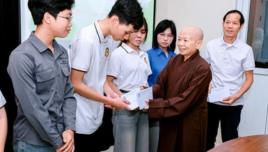 Ni sư Thích Đàm Hương trao học bổng đến các em sinh viên trường Đại học Hồng Đức - Ảnh: Đức Hòe
