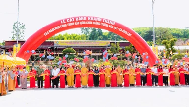 Chư tôn đức cắt băng khánh thành các hạng mục công trình xây dựng chùa Giáng - Ảnh: Đức Hòe