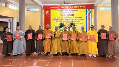 Hoà thượng Thích Gia Quang trao quyết định chuẩn y nhân sự đến các thành viên Ban Trị sự GHPGVN tỉnh Tuyên Quang