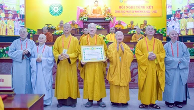 Tập thể Ban Từ thiện xã hội Trung ương nhận Bằng tuyên dương công đức của Trung ương Giáo hội - Ảnh: Quảng Đạo/BGN