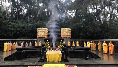 Tảo tháp Tổ sư Liễu Quán là một trong những nếp sinh hoạt truyền thống của Phật giáo ở cố đô