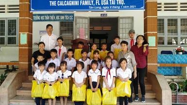 Trao quà đến các cháu học sinh trường tiểu học Tân Long