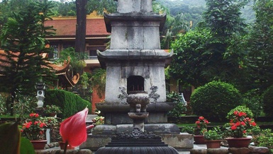 Tháp Tịch Quang ở chùa Lân, thờ thiền sư Chân Nguyên