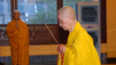 Trưởng lão Hòa thượng Phó Pháp chủ Hội đồng Chứng minh niêm hương Tam bảo trong kỳ bố-tát đầu năm Tân Sửu