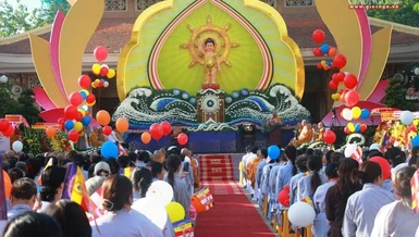 Lễ đài kính mừng Phật đản tại huyện Hóc Môn - Ảnh: Quảng Hậu