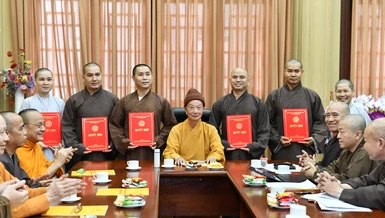 Nhân sự mới bổ sung, điều chuyển được trao quyết định trong phiên họp của Hội đồng Điều học Học viện Phật giáo VN tại TP.HCM - Ảnh: Ngộ Trí Thuận