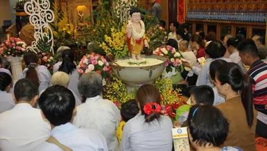 Lễ Tắm Phật tại chùa Vạn Phật