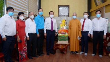 Trưởng lão Hòa thượng Thích Trí Quảng chụp ảnh lưu niệm cùng ông Nguyễn Văn Nên tại chùa Huê Nghiêm