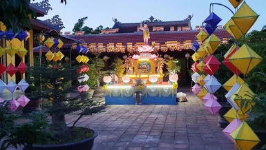 Trang hoàng lễ đài Phật đản ở tổ đình Kim Tiên