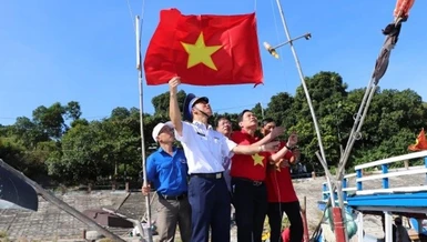 "Một triệu lá cờ Tổ quốc cùng ngư dân bám biển" tại đảo Cù Lao Chàm, tỉnh Quảng Nam - Ảnh: Trần Thường