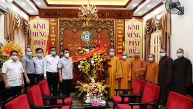 Phái đoàn Bộ Công an tặng hoa chúc mừng Đại lễ Phật đản