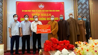 Trao 500 triệu đồng, 20 tấn gạo, 2,5 tấn đường ủng hộ bà con khó khăn do ảnh hưởng dịch Covid-19 tại Bắc Giang