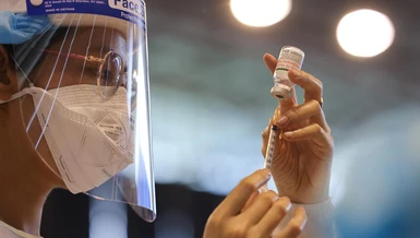 Nhân viên y tế đang thực hiện tiêm vắc-xin ngừa Covid-19 cho người dân - Ảnh: Ngô Trần Hải An