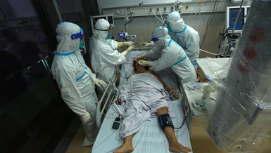 Bệnh viện hồi sức cấp cứu Covid-19 quy mô 1.000 giường (tại khu nội trú Bệnh viện Ung Bướu TP.HCM cơ sở 2) đi vào hoạt động được hơn một tuần. Gần 20h đêm, hàng chục nhân viên y tế vẫn đang gấp gáp ra vào các phòng điều trị. Đây cũng là "thành trì" đánh chặn Covid-19 cuối cùng tại TPHCM.