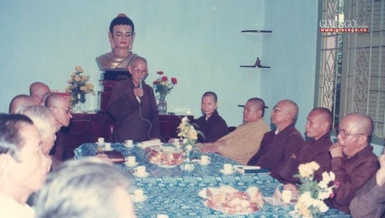 Đại lão Hòa thượng Thích Thiện Hào trong một lần làm việc tại tòa soạn Báo Giác Ngộ - Ảnh: Tư liệu BGN