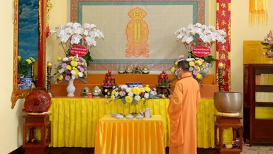 Chư Tăng cử hành nghi thức cúng vong theo truyền thống trưa 11-8 - Ảnh: Bảo Toàn/BGN