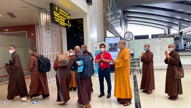 Chư vị giáo phẩm lãnh đạo Trung ương GHPGVN và Ban Trị sự tỉnh Nam Định tiễn 10 Tăng Ni trẻ vào Nam chi viện cho tuyến đầu chống dịch ở tỉnh Long An - Ảnh: VP1