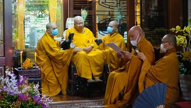 Hòa thượng Thích Nhật Quang đại diện môn đồ tứ chúng dâng lời tác bạch