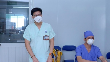 TS.BS Lưu Quang Thùy được điều động đảm nhiệm Phó Giám đốc điều hành Trung tâm Hồi sức tích cực điều trị người bệnh Covid-19 của Bệnh viện Việt Đức tại TP.HCM (TS.BS Thùy đang giới thiệu về trung tâm với đoàn GHPGVN) - Ảnh: Bảo Toàn