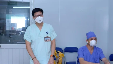 TS.BS Lưu Quang Thùy được điều động đảm nhiệm Phó Giám đốc điều hành Trung tâm Hồi sức tích cực điều trị người bệnh Covid-19 của Bệnh viện Việt Đức tại TP.HCM (TS.BS Thùy đang giới thiệu về trung tâm với đoàn GHPGVN) - Ảnh: Bảo Toàn