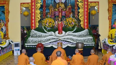 Chư Tăng cử hành nghi lễ cầu siêu tại chánh điện chùa Long Hoa, tự viện được Giáo hội chỉ định tiếp nhận thờ tạm tro cốt của người qua đời vì Covid-19