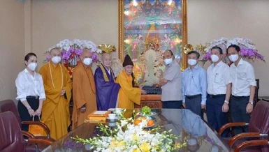 Trưởng lão Hòa thượng Thích Đức Nghiệp tặng tôn tượng Bồ-tát Quán Thế Âm đến Chủ tịch nước Nguyễn Xuân Phúc - Ảnh: Bảo Toàn/BGN