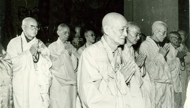 Chư tôn giáo phẩm cùng nhất tâm đảnh lễ Tam bảo trước phiên khai mạc Hội nghị Thống nhất Phật giáo Việt Nam - Ảnh Tư liệu GN