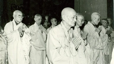 Chư tôn giáo phẩm cùng nhất tâm đảnh lễ Tam bảo trước phiên khai mạc Hội nghị Thống nhất Phật giáo Việt Nam - Ảnh Tư liệu GN