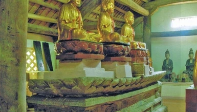 Bàn thờ đá tại chùa Xuân Lũng, tạo thời nhà Trần