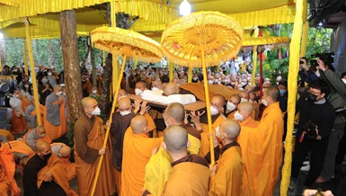 Các pháp tử cung thỉnh huyễn thân Thiền sư Thích Nhất Hạnh đến thiền đường Trăng Rằm - Ảnh: Làng Mai