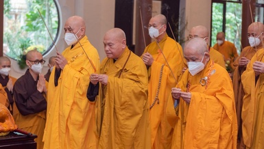 Chư tôn đức Hội đồng Chứng minh, Hội đồng Trị sự GHPGVN dâng hương tưởng niệm