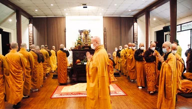 Chư Tăng hữu nhiễu kim quan tại Thiền đường Trăng Rằm