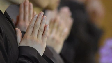 Những kinh sách hay trang mạng chỉ là gợi ý ban đầu, có tính tổng quan. Quan trọng nhất, bạn cần kết duyên với một số vị Tăng (Ni) để được trực tiếp trợ duyên, hướng dẫn chi tiết trong quá trình tự học Phật. 