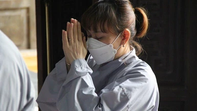 Phật tử Huế trong chiếc áo tràng lam thành tâm lễ Phật cầu an lành đầu năm - Ảnh: Quảng Điền/BGN