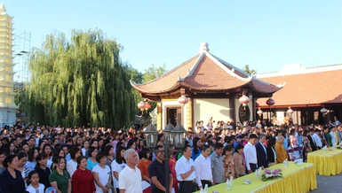 Đông đảo bà con người Việt sinh sống và làm việc ở Ukraine đến sinh hoạt tại chùa Trúc Lâm Kharkov 