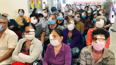300 người được hỗ trợ mổ mắt miễn phí tại Bệnh viện Trưng Vương, do Báo Giác Ngộ tổ chức với sự phát tâm của các Phật tử thân hữu của Hòa thượng Thích Huệ Trí - Ảnh: Cherry