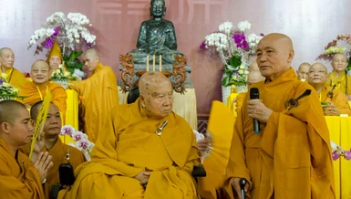Hòa thượng Thích Nhật Quang thưa trình với Trưởng lão Hòa thượng Thích Thanh Từ