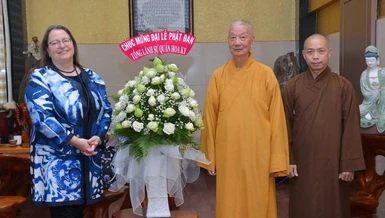 Tổng lãnh sự Hoa Kỳ tại TP.HCM Marie C.Damour thăm, chúc mừng Trưởng lão Hòa thượng Quyền Pháp chủ GHPGVN nhân Đại lễ Phật đản PL.2566