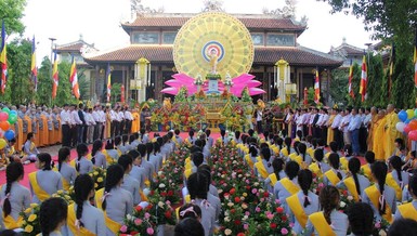 Lễ đài Phật đản trung tâm của Phật giáo Huế đặt tại chùa Từ Đàm - Ảnh: Quảng Điền/BGN